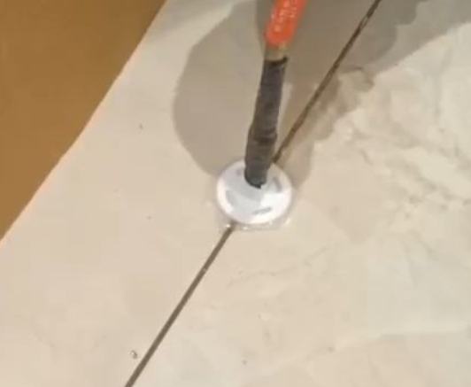津市瓷砖空鼓维修公司专业解答瓷砖在铺贴过程中，如果没有涂抹均匀到位的粘结材料（如水泥砂浆或瓷砖胶），可能会导致以下问题