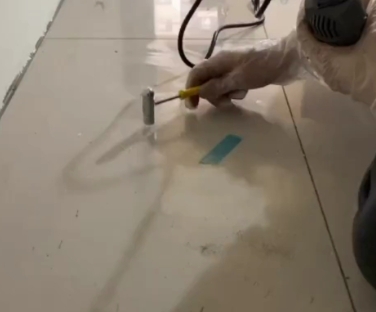 津市瓷砖开裂维修公司专业分享瓷砖在铺贴前如果没有沥干水分，将会导致以下问题